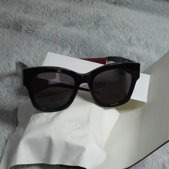 **Authentic**Gucci Butterfly Frame Sunglasses - Picture 10 of 12